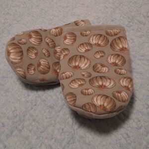 Pumpkin Print Oven Mitt Pair